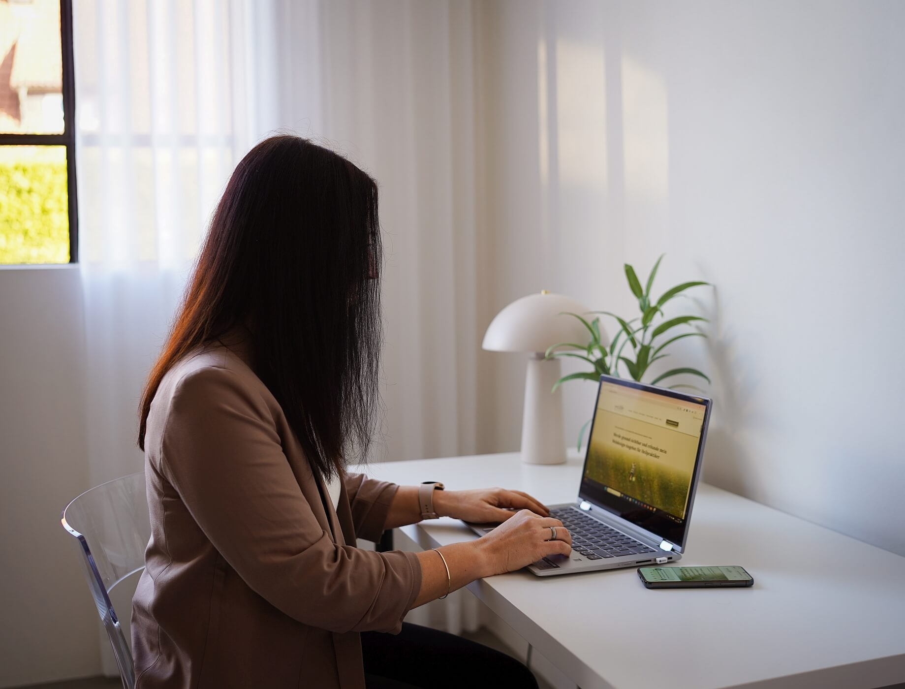 FS Webdesign am Schreibtisch Franziska Spätling am Schreibtisch