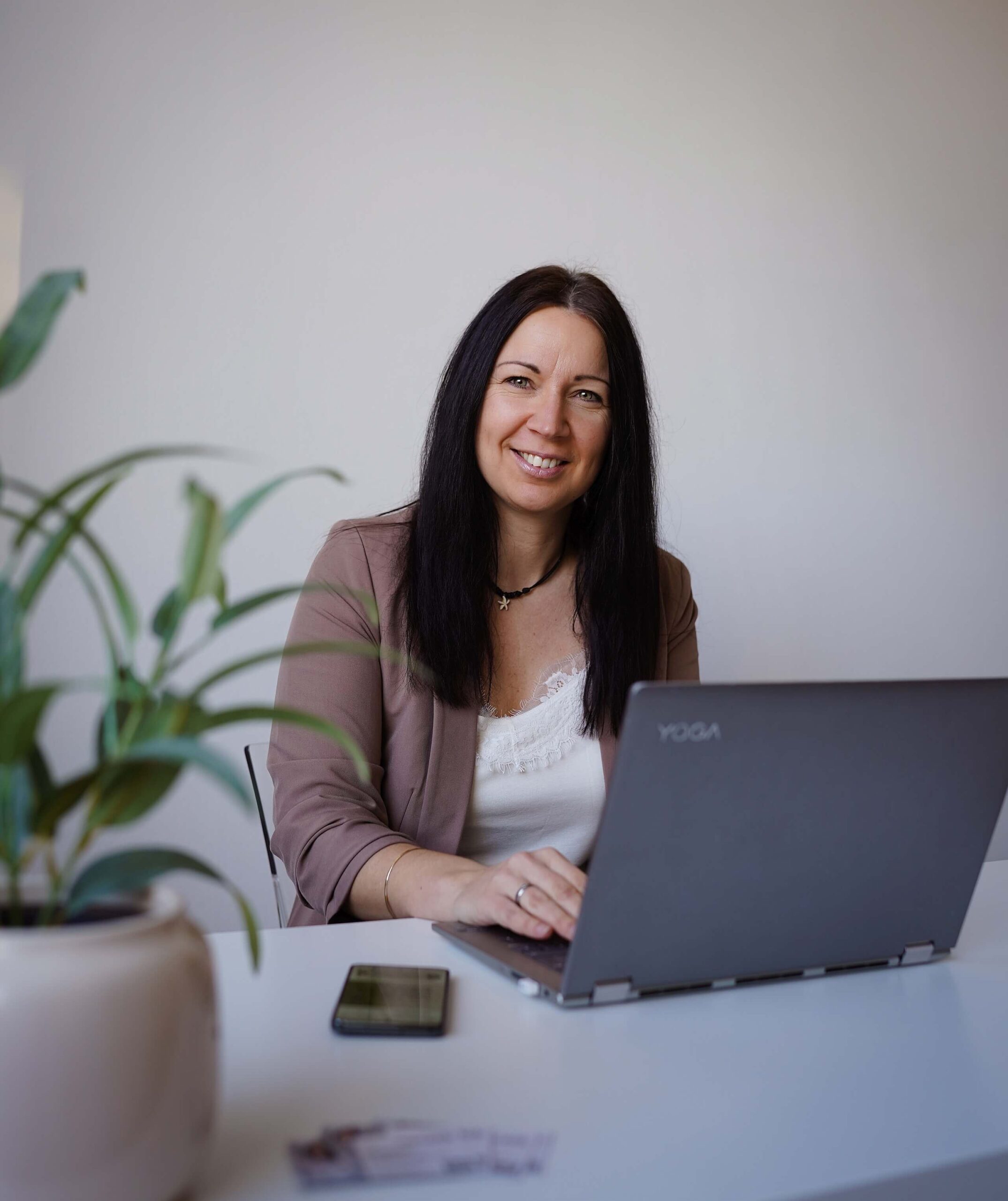 webdesignerin-franziska-gesund-sichtbar-mittel Webdesignerin Franziska Spätling bei der Arbeit