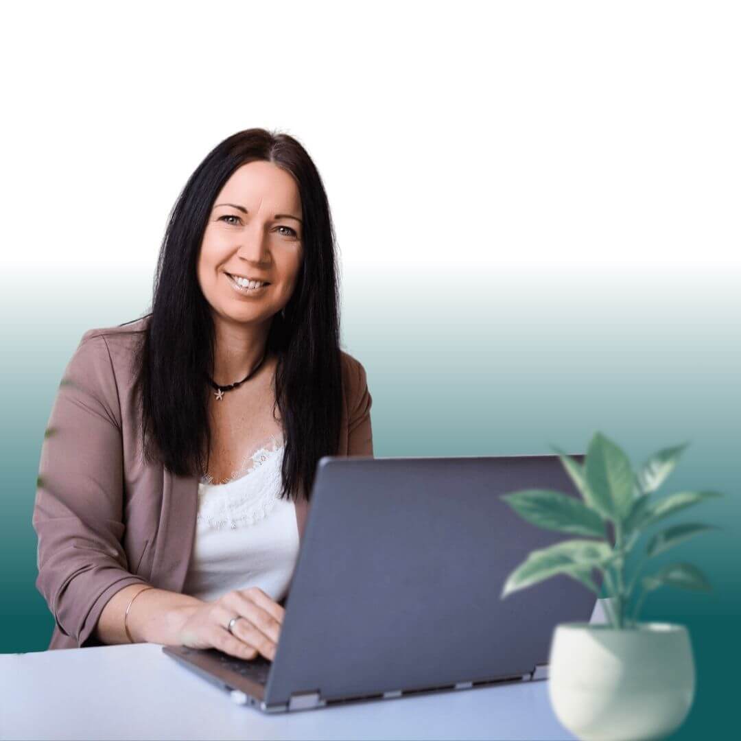 Hero Bild FS Webdesign _m Franziska Spätling am Laptop